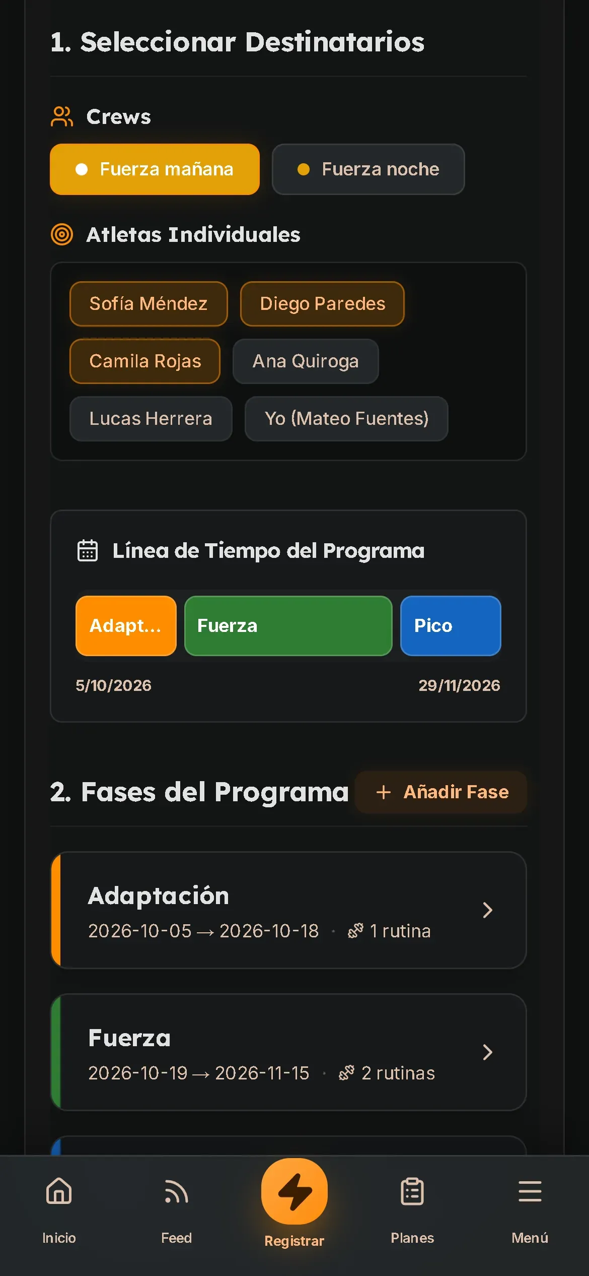 Planificación masiva: se eligen una crew y tres atletas, y debajo una línea de tiempo con tres fases (Adaptación, Fuerza y Pico) y sus tarjetas con fechas y cantidad de rutinas.