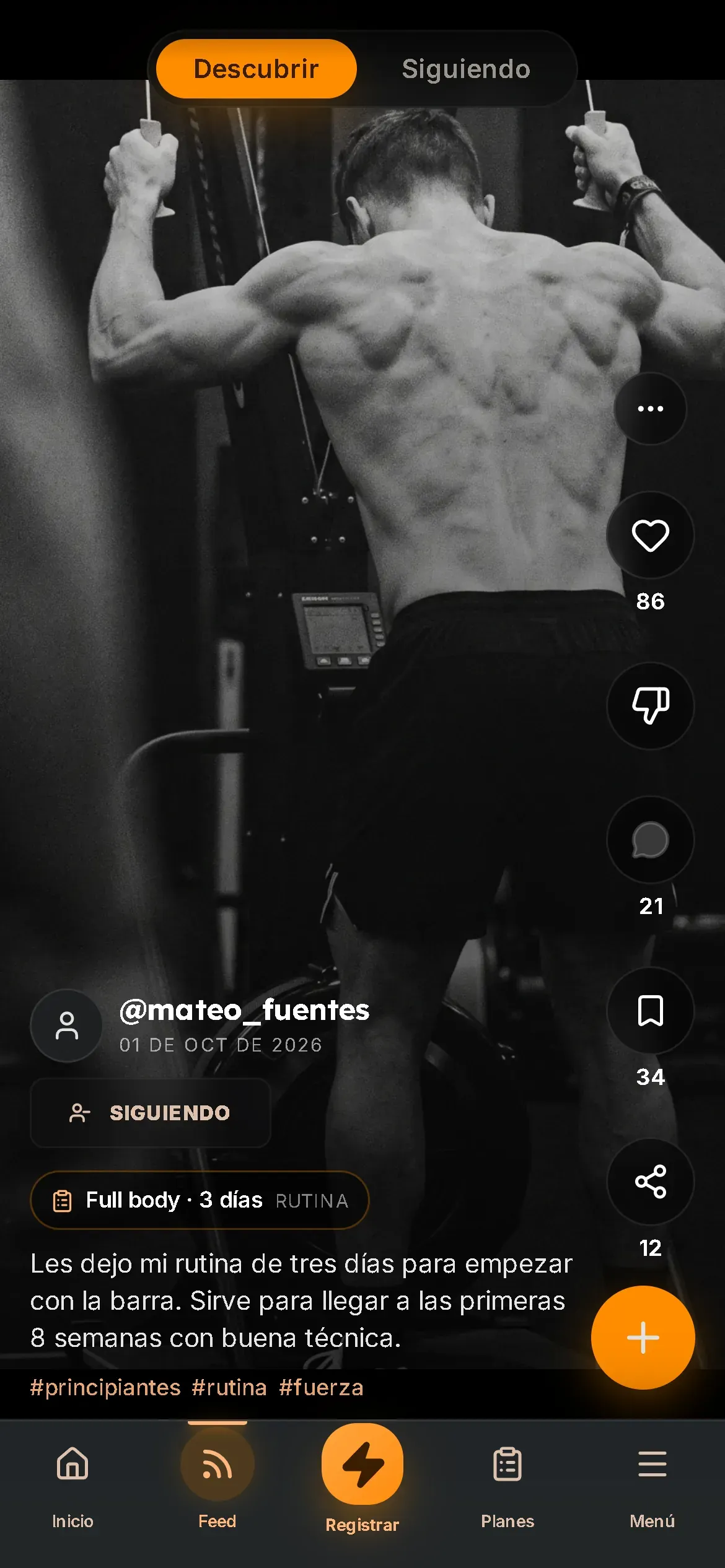 El Feed: una publicación de un coach a pantalla completa, con su rutina adjunta, el botón de seguir y los botones de me gusta, comentar y compartir.